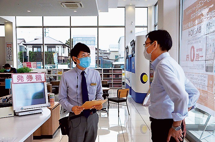 普段はスタッフのマネジメントのほか、来店客の受け付けを担うことも