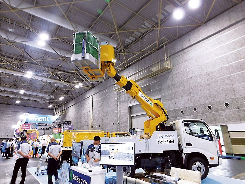 高所作業車などが展示された