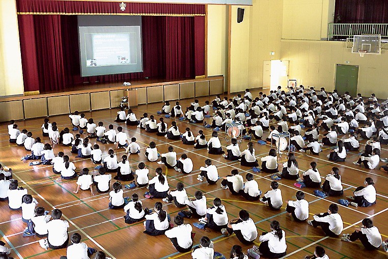 生徒たちは熱心に粟津氏らの授業に耳を傾けていた