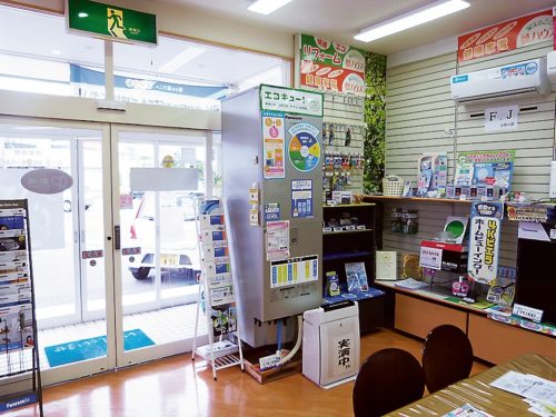 本部長店では、店内にエコキュートを展示し、販売に備えている