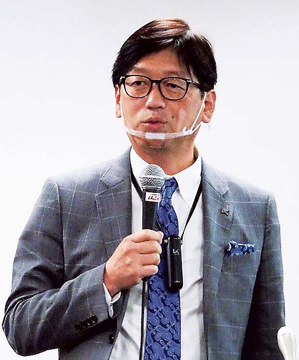 光触媒技術の効果を説明する染井社長