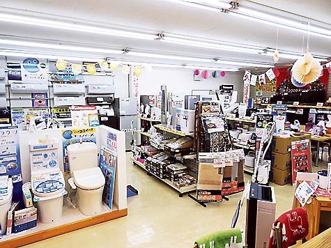 明るい店内には様々な商品が展示されており、即日配送も可能