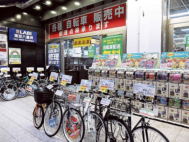 LABI東京八重洲の入り口には自転車が展示されている