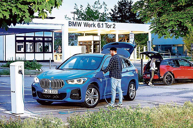 BMWのレーゲンスブルク工場で充電中の従業員