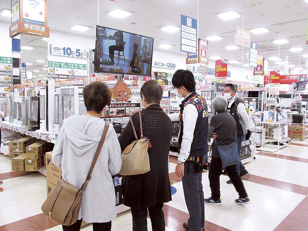 エディオン小田井モゾワンダーシティ店で品定めするお客