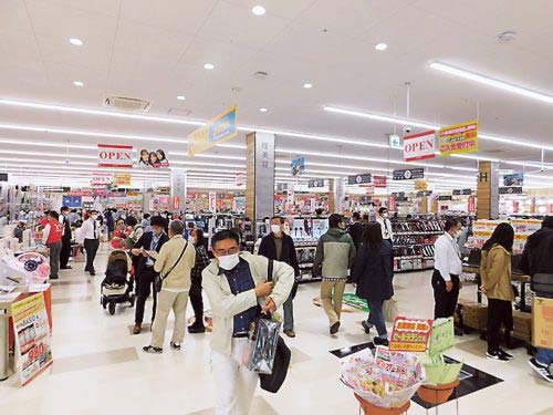 開店後は来客の列が途切れず、順調なペースが続きにぎわう店内