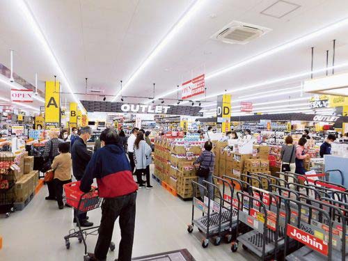 オープン後も来店客が絶えず入店し、幸先良いスタートを切ったアウトレット北花田店