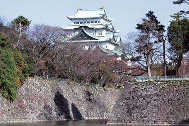 聖火リレーが到着する名古屋城