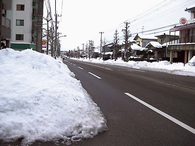 12日の内灘町。大雪は収まったが、道端には多くの雪が残る