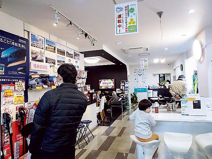 常時除菌する店内を見て回る顧客