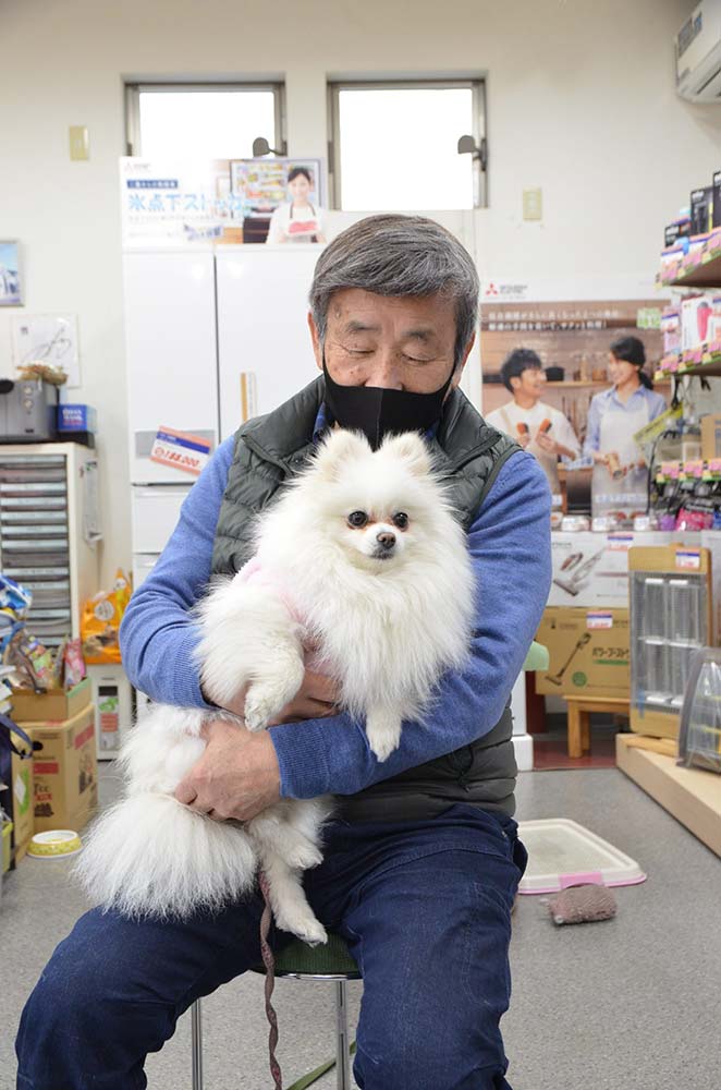 花子を優しく見つめる西尾社長