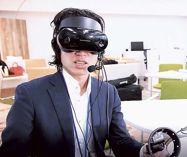 ゴーグル型のVR端末などを活用している様子（提供＝NTTデータ）