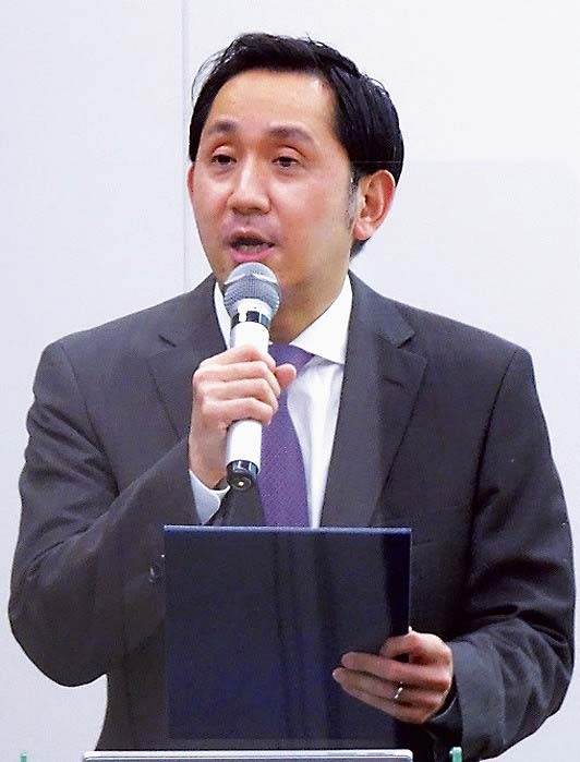 皮下脂肪厚計を説明する谷田社長