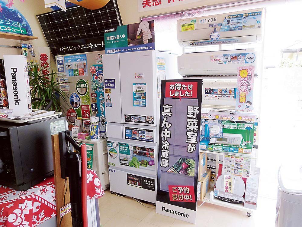 お手紙作戦で販売に注力する冷蔵庫も店内で展示している