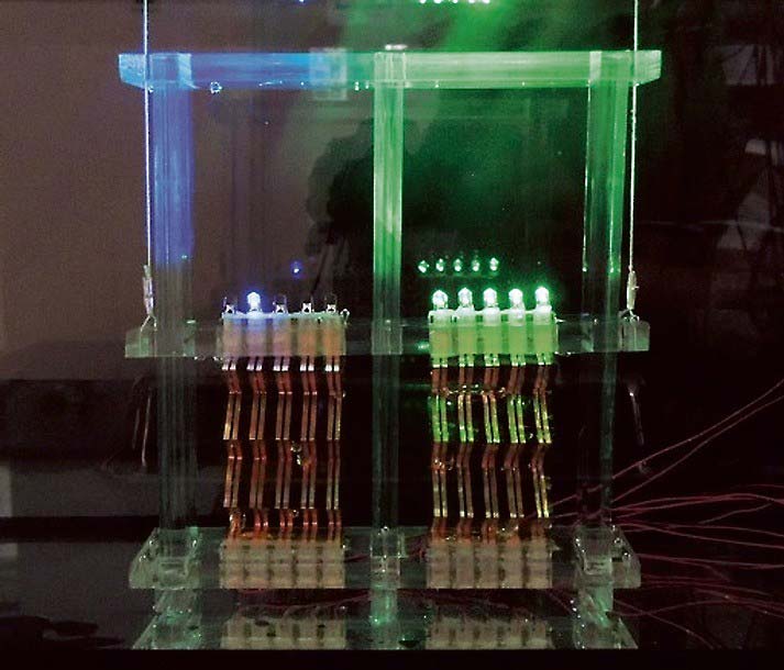 防水コーティングとナノ繊維コーティングを積層したLED点灯回路は故障を起こさない（右）