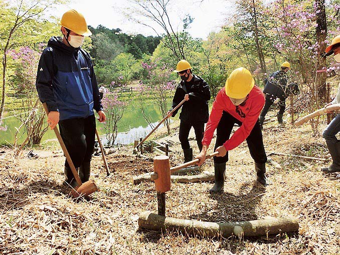 散策路の整備に汗を流す新入社員