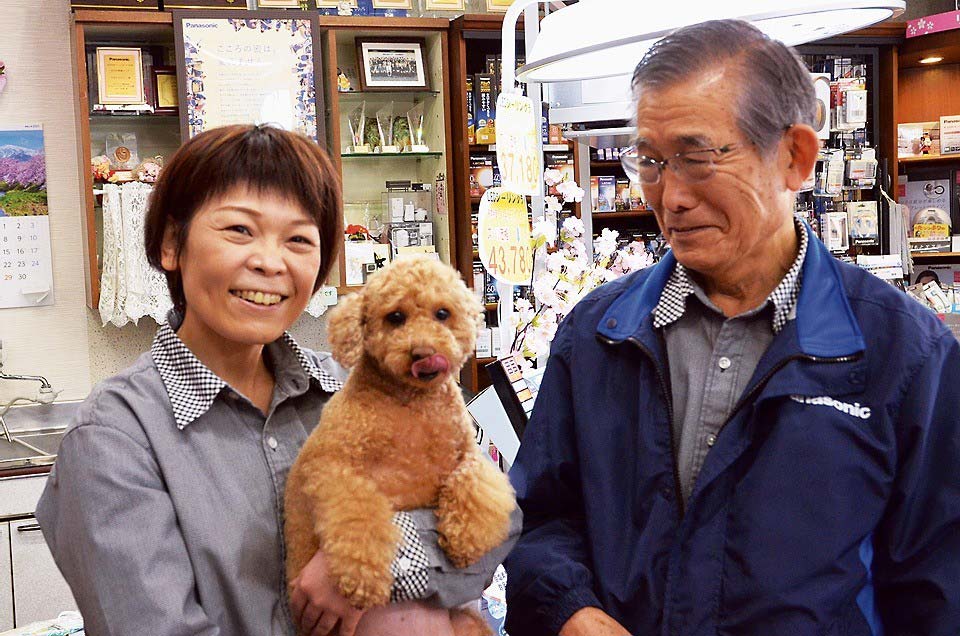 馬場社長（右）も元気なチャコに癒やされているよう