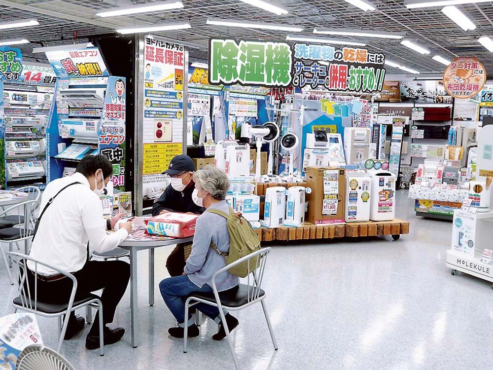 梅雨時期に備えて除湿器が動いている（ヨドバシカメラマルチメディア仙台）