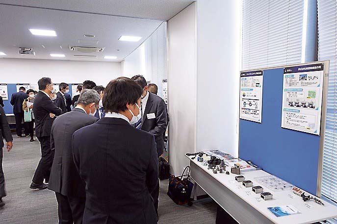 成果発表会場の発表企業の3D積層造形品展示室（南信精機製作所の金属3Dプリンター製金型部品展示コーナー）