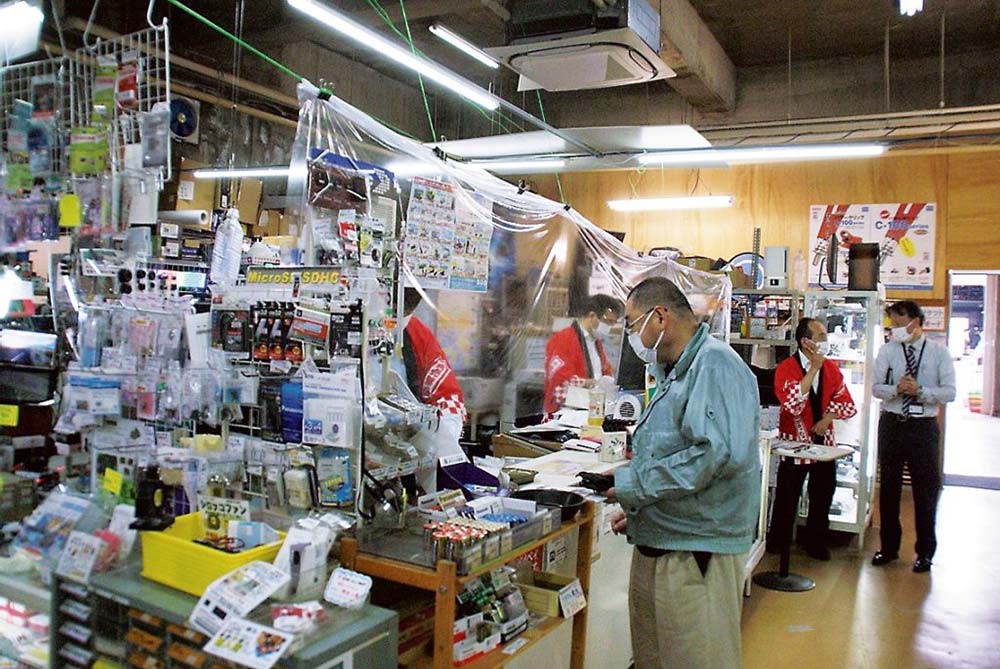 店内のレジ回りも感染対策を行った（広島店）