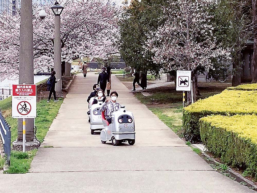 家族や友人、カップルらが約20分の公園ルートをラクロで散策