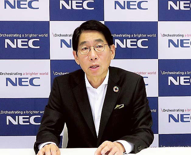 インタビューに応じるNECの森田社長兼CEO