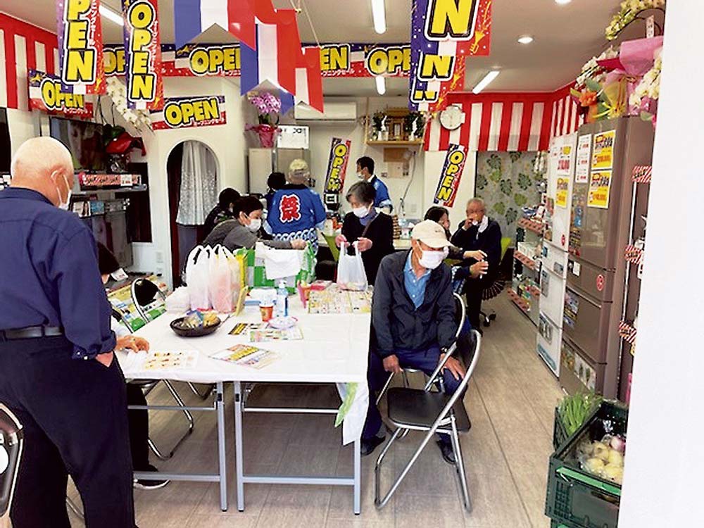 多くのお客でにぎわう店内