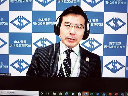 講演する山本菅野現代経営研究所代表経営コンサルタントの菅野氏