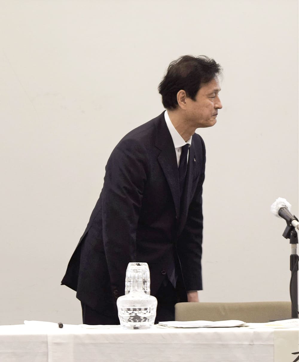 辞意を表明し、会見場を後にする杉山社長