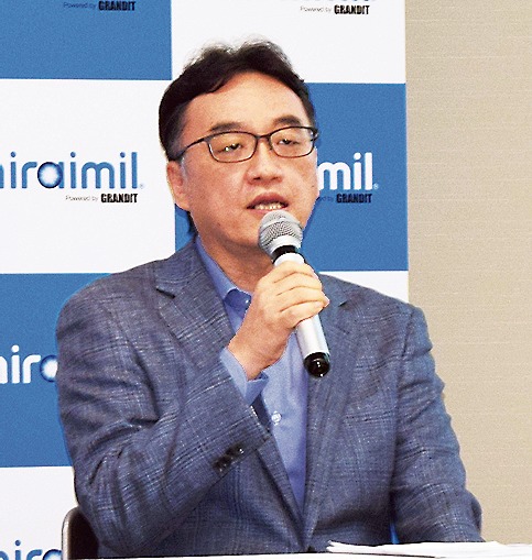 記者会見でGRANDIT miraimilについて説明する石倉社長