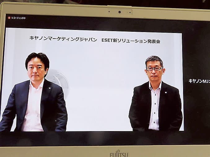 オンラインで会見する山本本部長（右）と輿水部長