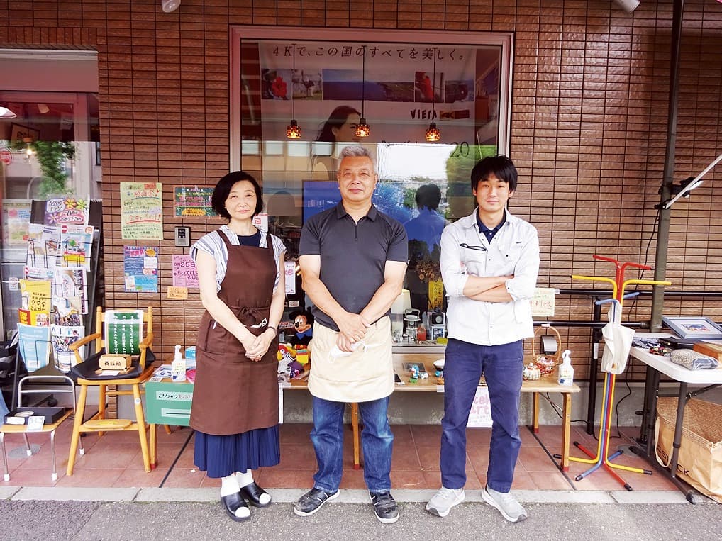 左から妹の和枝さん、佐藤社長、高田さん