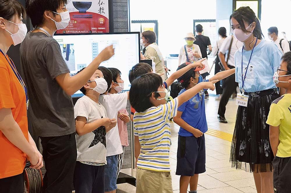 「あそこにカメラがあるよ」と子どもたち