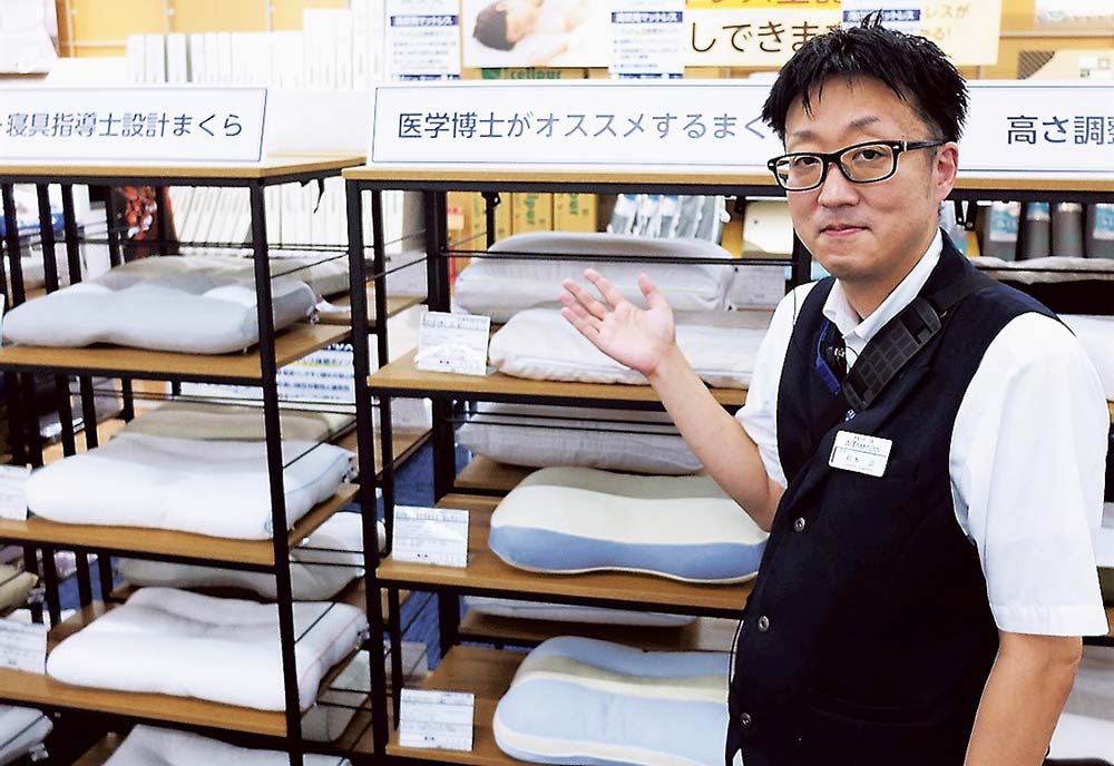 「展示された枕は全て試せる」と話す杉本店長