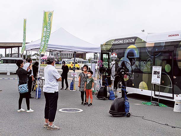 電気を給電できる燃料電池バスも紹介された