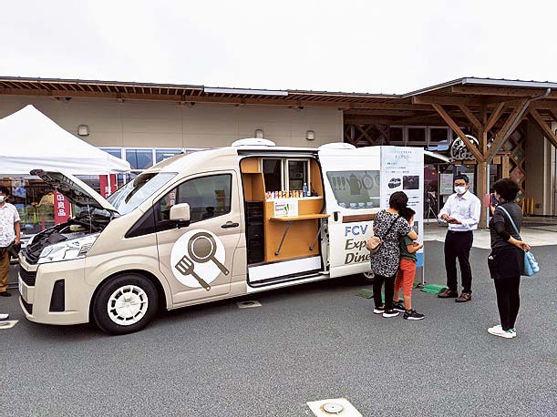 水素自動車のキッチンカーでは冷たいジュースなどが提供された