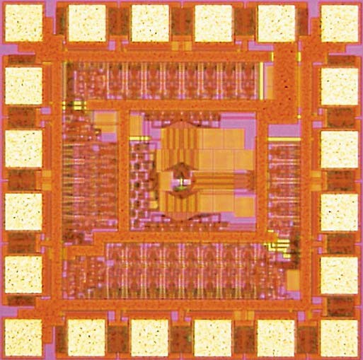 CMOS回路を混載した量子ドットアレイチップ（提供＝日立製作所）