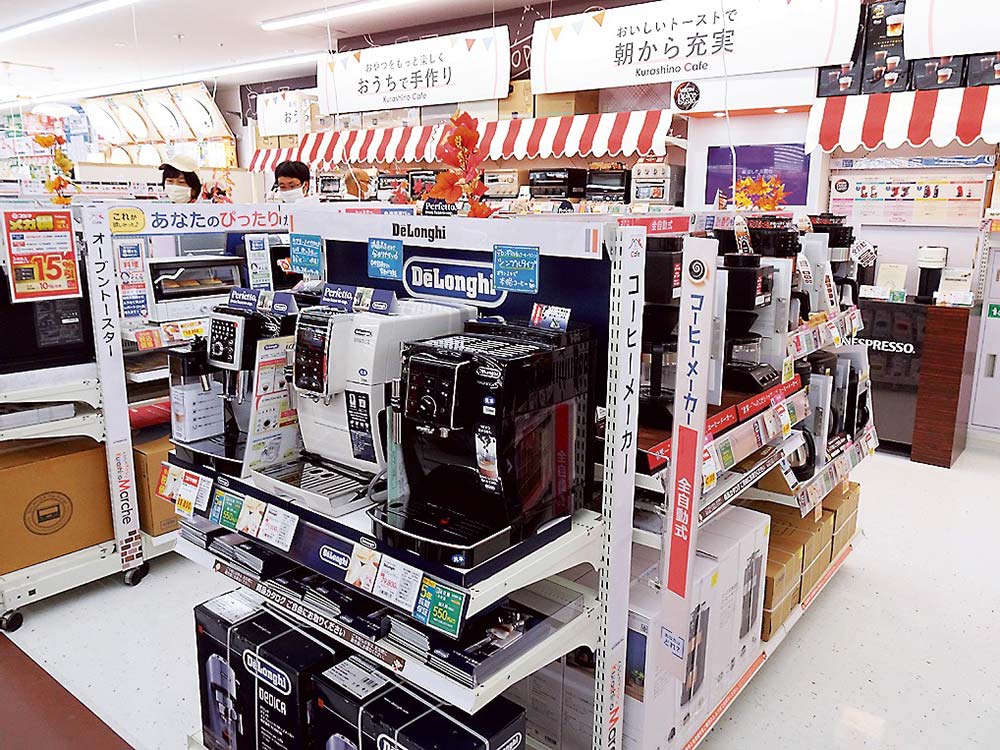 隣り合うコーヒーメーカーとオーブントースター売り場