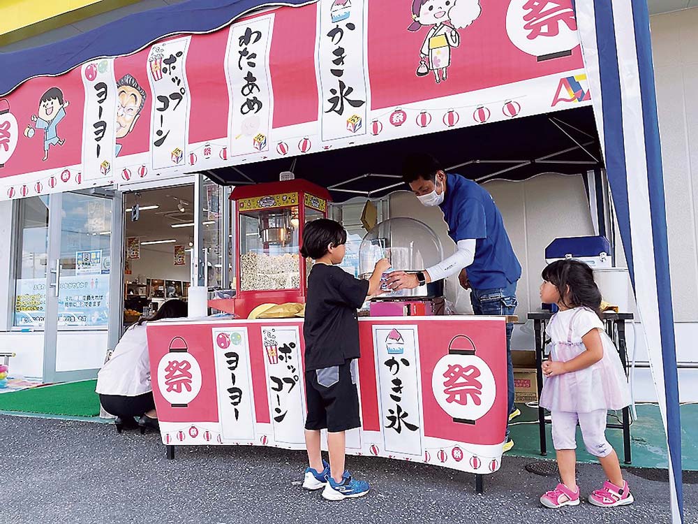 かき氷や綿菓子を楽しむ子どもたち