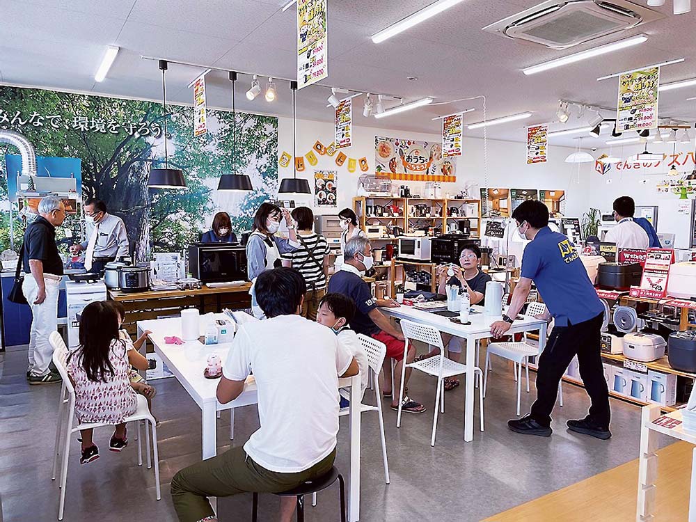 調理実演で料理を味わう来店客