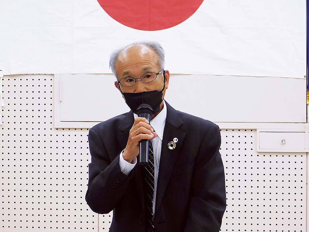 あいさつする吉田理事長