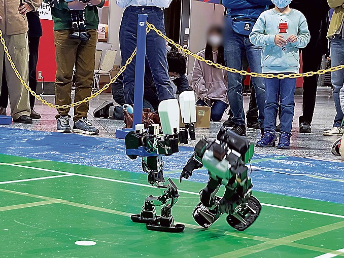 リアルで開催した二足歩行ロボットバトル大会「ロボファイト」の様子