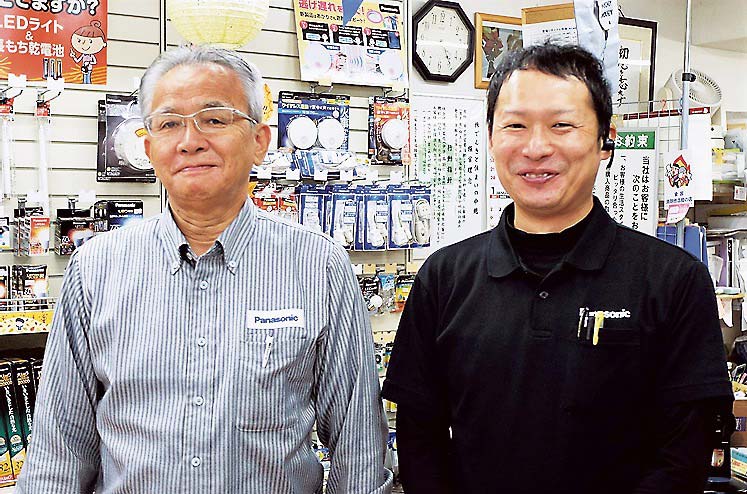 友野社長（左）と祐輔店長