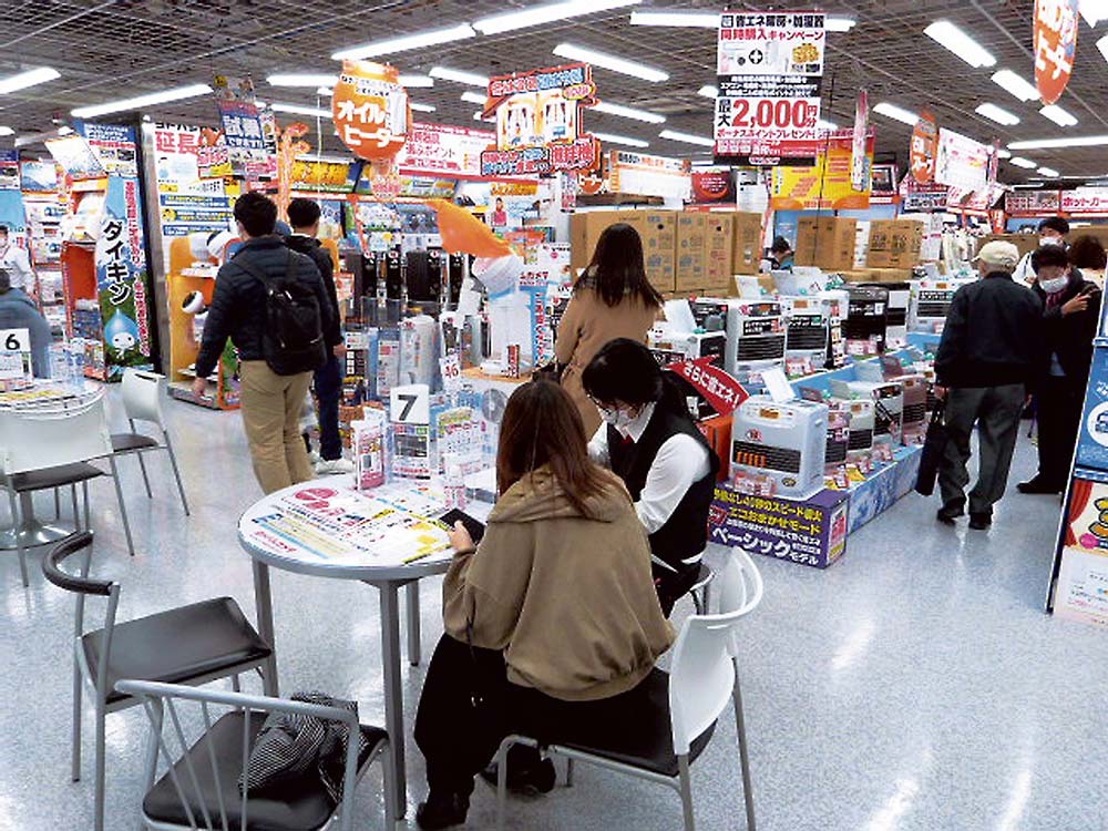 暖房商品などを求める買い物客で混雑したヨドバシカメラマルチメディア仙台