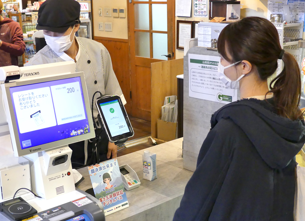 富士急行線「河口湖駅」内の売店で行った顔認証決済のデモ＝山梨県富士河口湖町