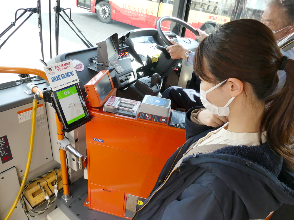 周遊バスにも顔認証で乗車できる＝山梨県富士河口湖町