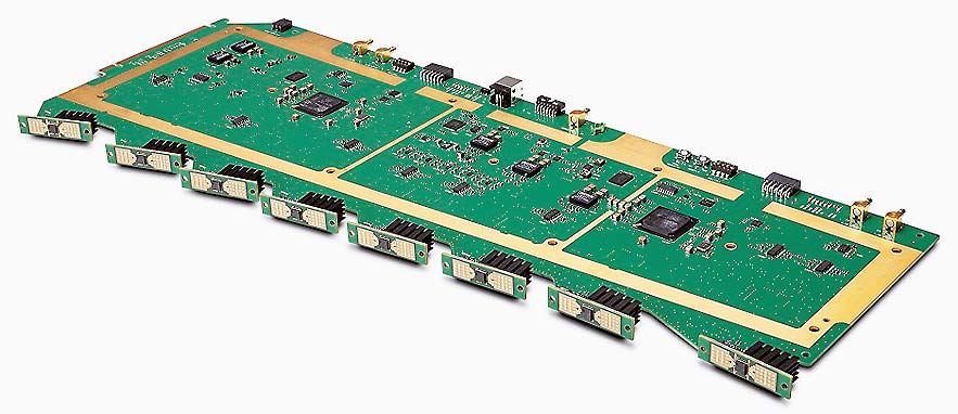 RFフロントエンドが8個搭載されたボード。エミュレーター内にこれが64枚並ぶ