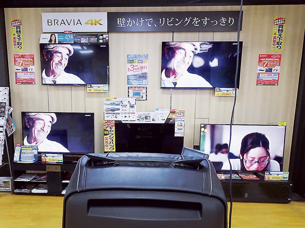 くつろぎながらテレビを品定めできる店内（DLSサンロード）