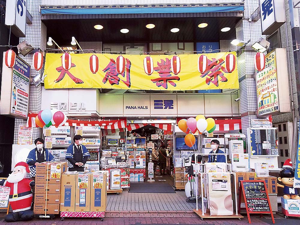 年末の個展では商店街に彩りを添えた（パナハルス三晃大森町店）