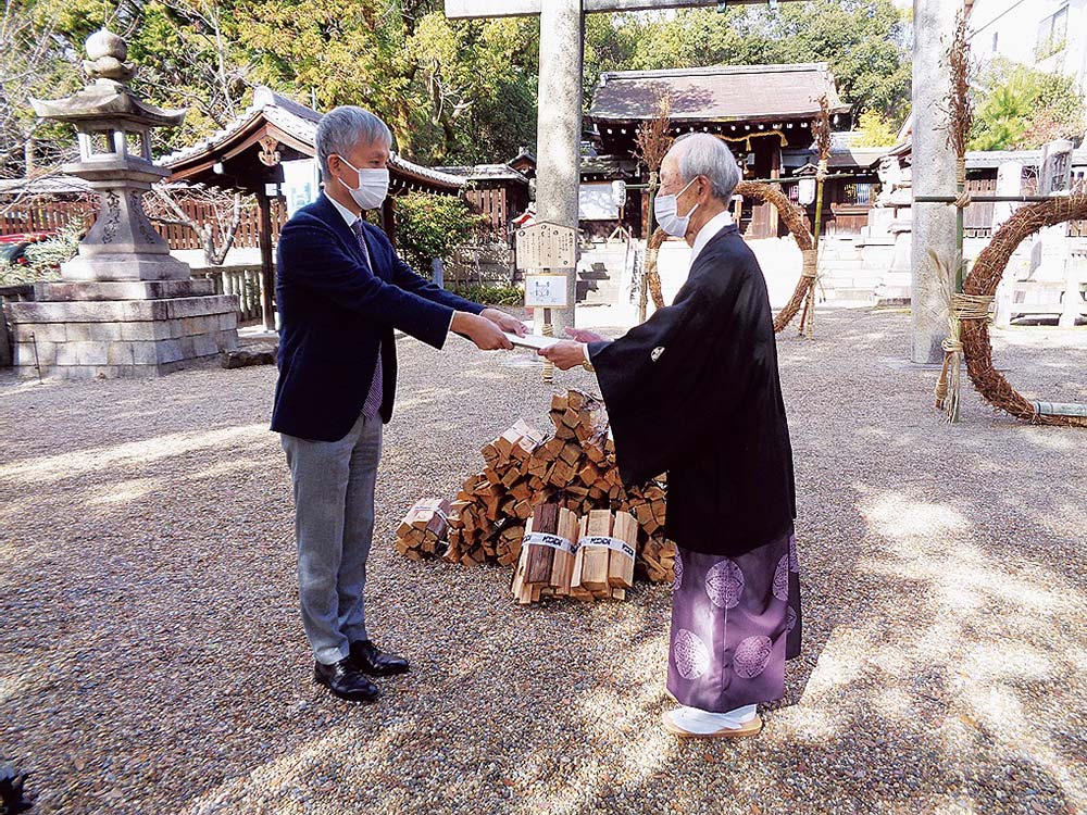 離宮八幡宮での贈呈式